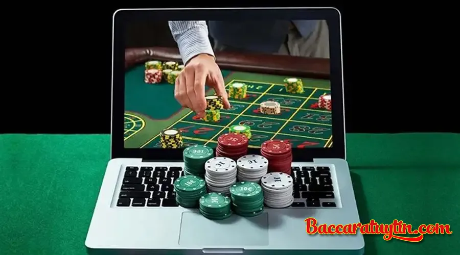 So sánh cách chơi Baccarat: Trực tuyến và Trực tiếp